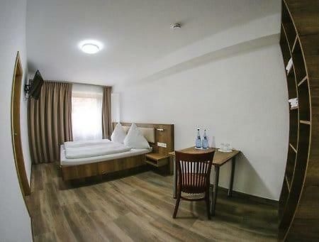 Look Hotel & Rooms Крайлсхайм Екстериор снимка